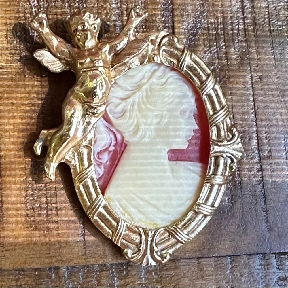 Vintage Estate Signed Raffine Victorian Carved Cameo Brooch Pin Gold With Angel
